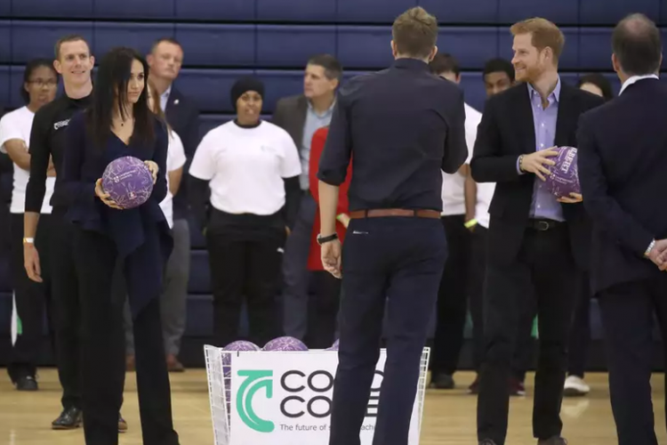 Pangeran Harry dan Meghan bermain bola jaring