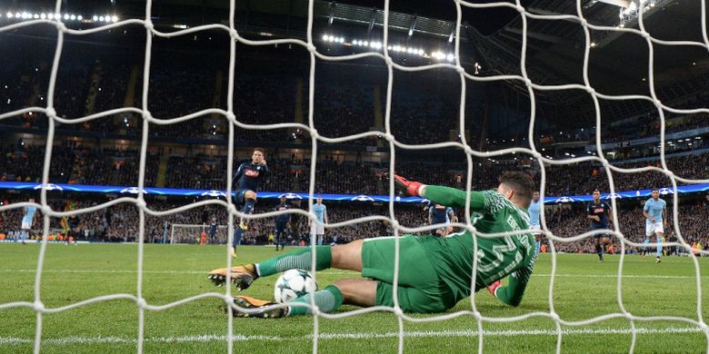 Kiper Manchester City, Ederson Moraes, menepis penalti striker Napoli, Dries Mertens, dalam laga Grup F Liga Champions di Stadion Etihad, Manchester, Inggris, pada 17 Oktober 2017.
