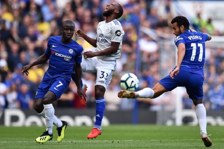 Junior Hoilett dikawal oleh NGolo Kante dan Pedro dalam laga Chelsea vs Cardiff City pada lanjutan pekan ke-5 Premier League di Stadion Stamford Bridge, 15 September 2018. 