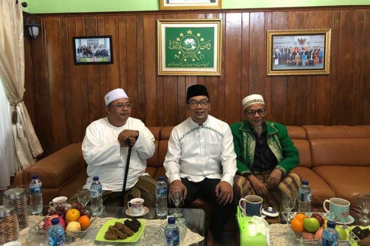 Kandidat gubernur Jawa Barat Ridwan Kamil saat bertemu dengan pimpinan Pondok Pesantren Miftahul Huda di Tasikmalaya, Minggu (1/4/2018) lalu. 