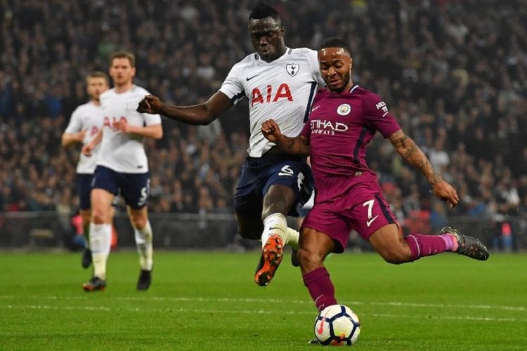 Davinson Sanchez mencoba menutup ruang tembak Raheem Sterling saat Tottenham Hotspur menjamu Manchester City pada pertandingan Premier League di Stadion Wembley, Sabtu (14/4/2018). 