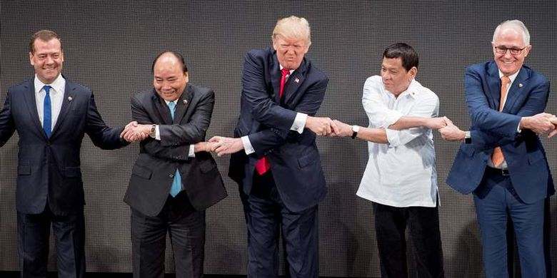 Inilah momen dimana Presiden Filipina, Rodrigo Duterte, berjabat tangan dengan Presiden Amerika Serikat Donald Trump, dan para pemimpin negara lainnya di KTT Asean di Manila, Filipina. Momen ini dijadikan inspirasi untuk membuat episode terbaru The Simpsons