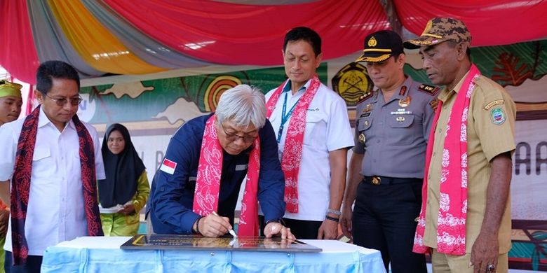 Bangun lapangan sepakbola, salah satu Program Pemberdayaan Masyarakat ANTAM di Halmahera Timur