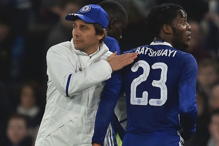 Manajer Chelsea, Antonio Conte, menepuk pundak striker Michy Batshuayi, pada pertandingan Piala FA kontra Peterborough, 8 Januari 2017.