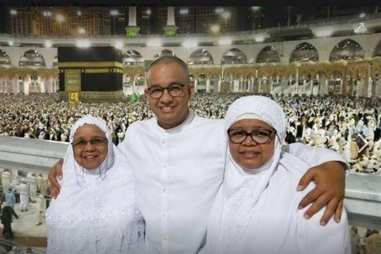 Dalam foto yang diambil dari Facebook ini, Gubernur terpilih DKI Jakarta Anies Baswedan berfoto bersama ibu dan istrinya dengan latar belakang Kabah. Ini adalah satu dari beberapa foto yang diunggah Anies yang tengah menjalankan ibadah haji.