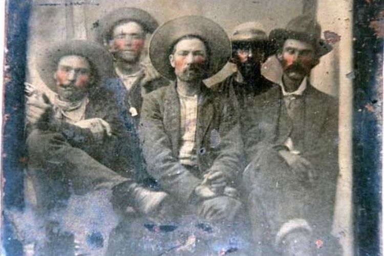 Pakar sejarah meyakini foto ini merupakan Billy The Kid (dua dari kiri) bersama Pat Garret (kanan belakang). (BBC)
