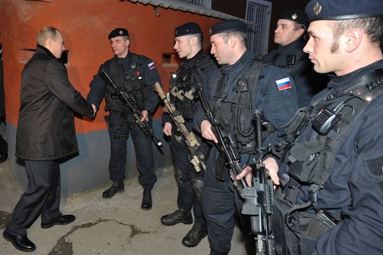 Presiden Rusia Vladimir Putin menyalami pasukan FSB yang bertugas di Chechnya.