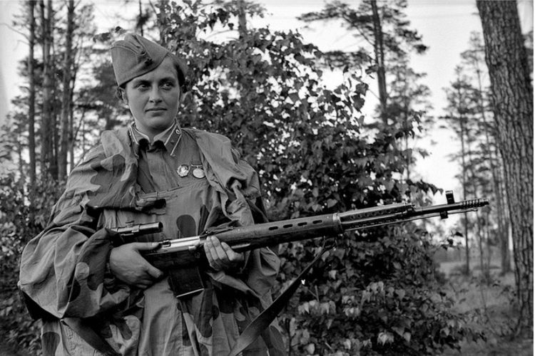 Lyudmila Pavlichenko, dianggap sebagai sniper perempuan paling mematikan dalam sejarah militer Uni Soviet.