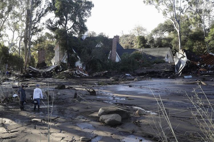 Rumah yang rusak akibat terjangan longsir di Montecito, California, Selasa (9/1/2018). (AP Photo)