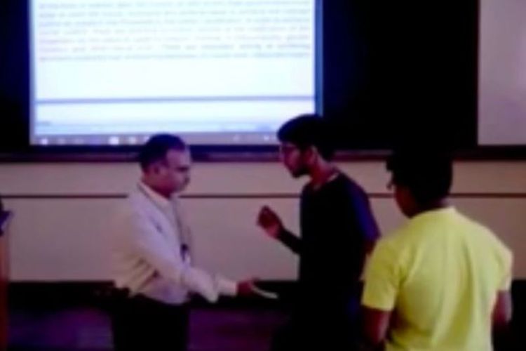 Dalam foto yang diambil dari sebuah rekaman video ini terlihat saat sang profesor meminta mahasiswa menyerahkan ponsel mereka.