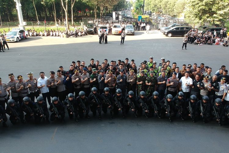 Ketua Inapgoc, Raja Sapta Oktohari, beserta petugas dari TNI dan Polri melakukan apel kesiapan pengamanan yang dipusatkan di Gelora Bung Karno, Senayan, Jakarta, Sabtu (23/6/2018).