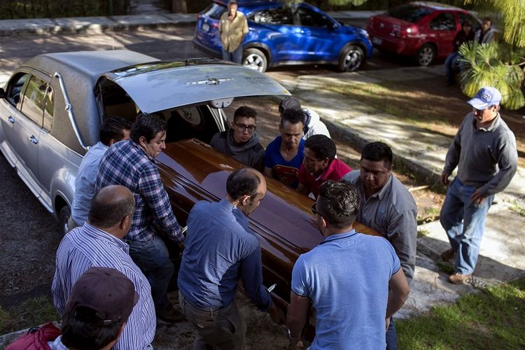 Kerabat  Fernando Angeles Juarez, politisi Partai Demokratik Revolusi (PRD) mengangkat peti jenazah sang politisi yang dimakamkan pada 21 Juni lalu.  Fernando Angeles (64) adalah calon wali kota Ocampo yang tewas ditembak di luar salah satu propertinya.