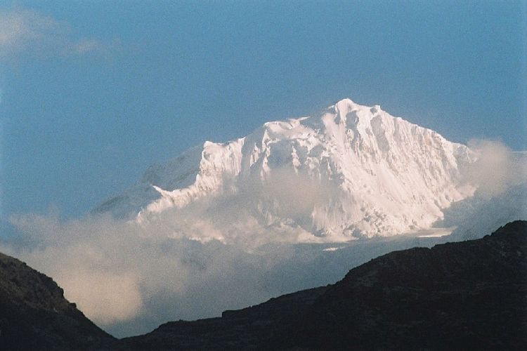 Gunung Kabru dilihat dari arah Sikkim, India.