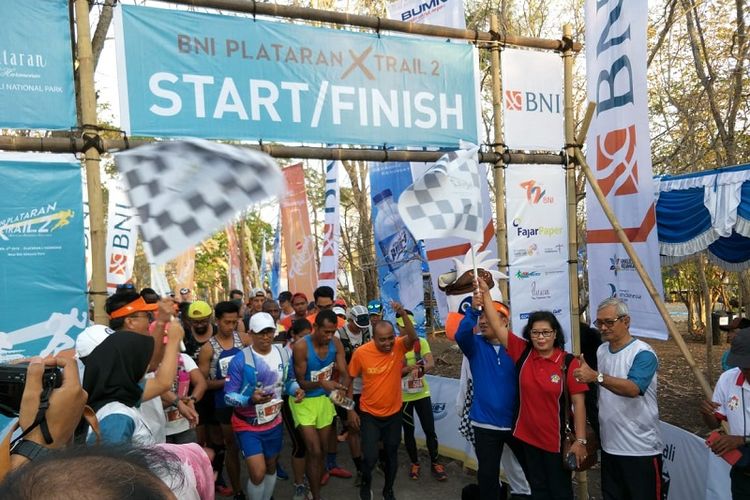 Para peserta bersiap mengikuti lomba BNI Plataran X Trail 2018 yang digelar di Taman Nasional Bali Barat, Sabtu (6/10/2018).