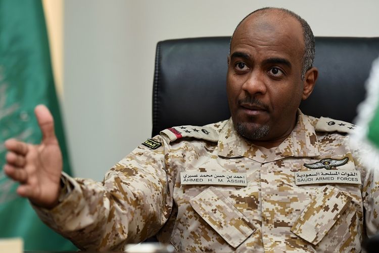 Mayor Jenderal Ahmed al-Assiri, saat bertugas sebagai juru bicara koalisi Arab Saudi dalam konflik Yaman. Dia kemudian dipromosikan sebagai wakil kepala dinas intelijen.