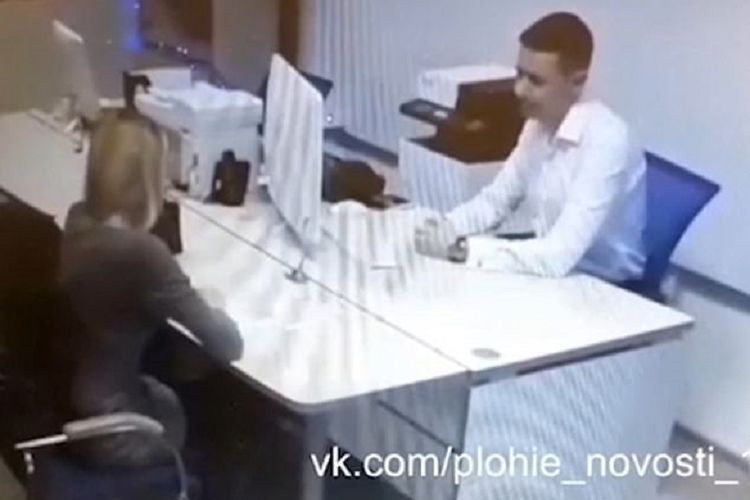 Potongan rekaman video memperlihatkan perempuan bernama Yulia Kuzmina ketika mengajukan pinjaman. Dia membuka baju dan tampil bugil di depan manajer bank setelah pinjamannya ditolak.