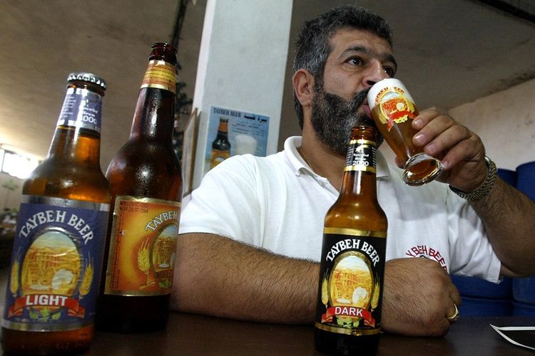 Daoud Hore, manajer pemasaran Taybeh Beer, sedang mencicipi berbagai jenis bir yang baru selesai diproduksi. Bir ini dihasilkan sebuah pabrik di desa Taybeh, tak jauh dari Ramallah, Palestina. 