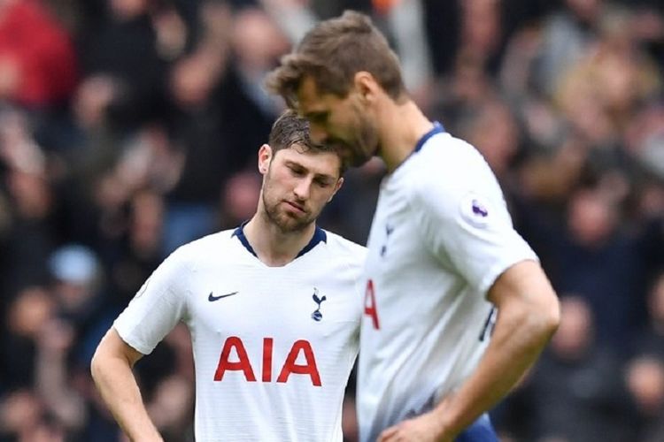 Ben Davies dan Fernando Llorente merasa kecewa seusai laga Tottenham Hotspur vs West Ham United dalam lanjutan Liga Inggris, 27 April 2019. 