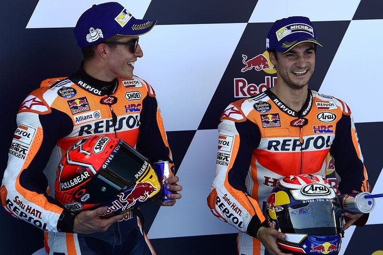 Dua pebalap Repsol Honda Team, Marc Marquez (kiri) dan Dani Pedrosa berpose di atas podium seusai balapan GP Spanyol di Sirkuit Jerez, 6 Mei 2017.