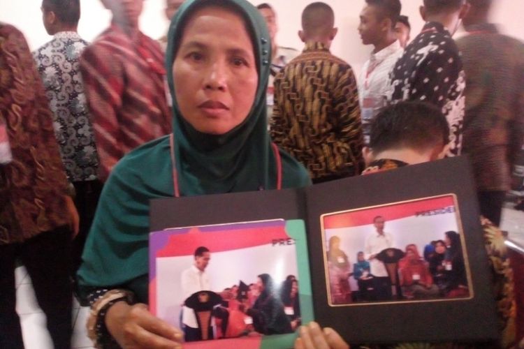 Dedah Djubaedah menunjukan foto dirinya dengan Presiden yang jadi kado dari presiden padanya, Sabtu (19/1/2019)