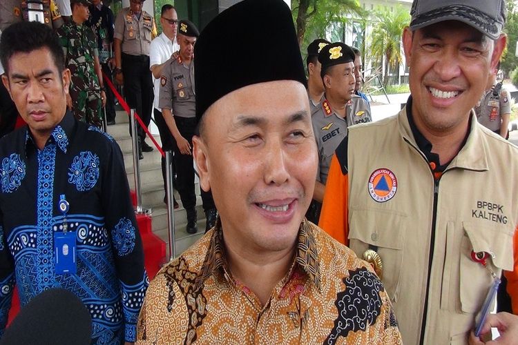 Gubernur Kalimantan Tengah, Sugianto Sabran, sesaat setelah selesai menyambut kunjungan kerja rombongan Menko Polhukam, Menteri KLHK, Kapolri dan Panglima TNI di Bandar Udara Cilik Riwut Palangkaraya