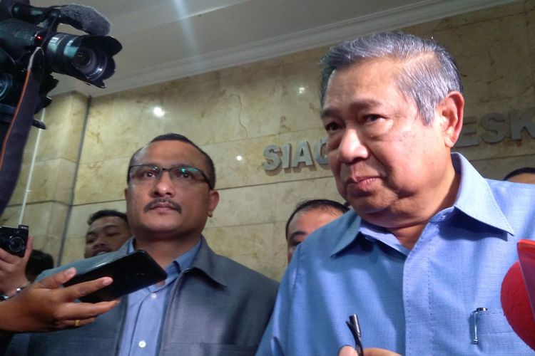 Presiden ke-6 RI Susilo Bambang Yudhoyono (SBY) melaporkan pengacara Setya Novanto, Firman Wijaya ke Bareskrim Polri atas dugaan pencemaran nama baik dan fitnah, Jakarta, Selasa (6/2/2018). SBY didampingi oleh istrinya Ani Yudhoyono.
