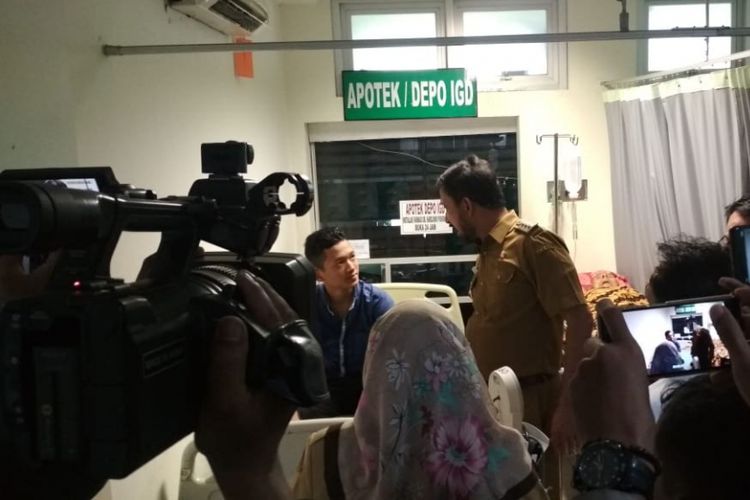 Bupati Ponorogo Ipong Muchlissoni berbincang dengan pasien demam berdarah yang dirawat di rumah sakit.