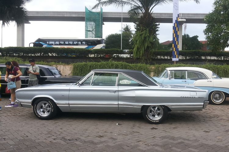 Salah satu sedan Dodge Coronet lawas dua pintu milik seorang anggota Perhimpunan Penggemar Mobil Kuno Indonesia (PPMKI) yang hadir dalam acara di Kebun Raya Bogor, Minggu (22/1/2017).