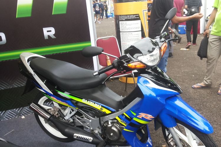 Suzuki Satria 120R lansiran 2004 yang baru saja laku terjual di stan Greenseta, saat penyelenggaraan Pasar Jongkok Otomotif 2018 di Museum Purna Bhakti Pertiwi, Taman Mini Indonesia Indah, Jakarta Timur, Sabtu (7/4/2018).