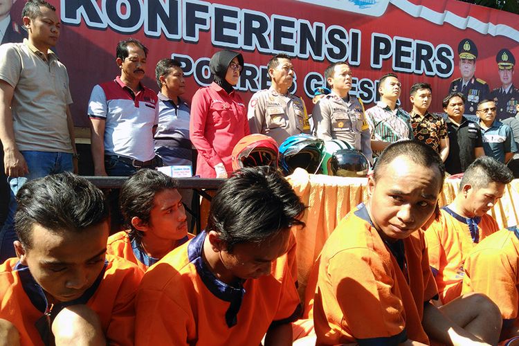 Jajaran Polres Gresik saat merilis hasil ungkap operasi Sikat Semeru 2018. 