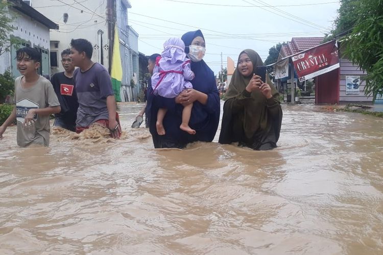 Banjir yang merendam Kabupaten Luwu, Sulawesi Selatan, sejumlah warga memilih mencari tempat yang aman karena khawatir banjir susulan akan kembali terjadi, Sabtu (8/6/2019).