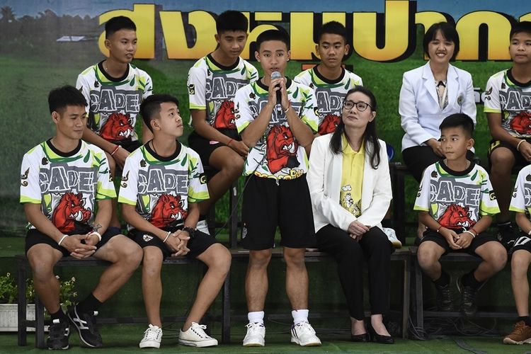 Adul Sam-on (tengah), salah satu dari 12 anak-anak tim sepak bola Thailand Wild Boar yang terjebak selama dua pekan di dalam goa, menceritakan kisah mereka dalam konferensi pers di Chiang Rai pada Rabu (18/7/2018).