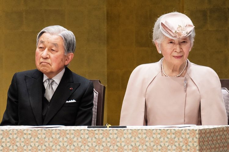 Kaisar Jepang Akihito (kiri) didampingi Permaisuri Michiko saat hadir dalam perayaan 30 tahun pemerintahan Heisei di Teater Nasional, Tokyo, Minggu (24/2/2019).