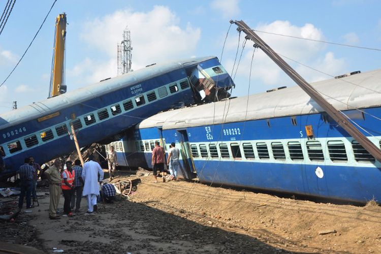Gambar kecelakaan kereta api yang terjadi para hari Sabtu 19 Agustus 2017 lalu, di dekat Kota Khatauli, Uttar Pradesh, India.  Sebanyak 23 orang tewas dalam peristiwa ini.  