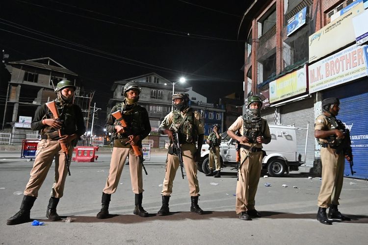 Pasukan paramiliter India berjaga di kawasan Maisuma, Srinagar, pada Minggu (4/8/2019) malam, setelah wilayah itu ditempatkan dalam penguncian.