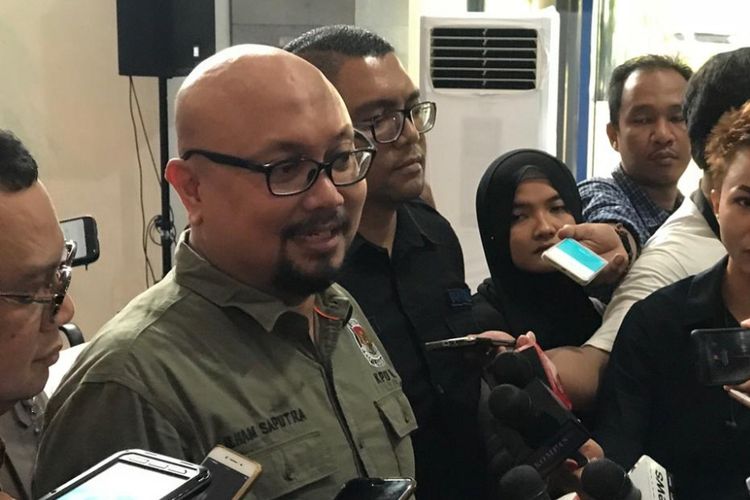 Komisioner Komisi Pemilihan Umum (KPU) Ilham Saputra di sela kunjungan percetakan perdana di Kantor Kompas Gramedia, Jakarta Pusat, Minggu (20/1/2019). 