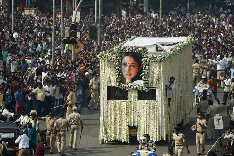 Ribuan orang mengiringi kereta jenazah aktris Bollywood Sridevi menuju krematorium di Mumbai, Rabu (28/2/2018). 