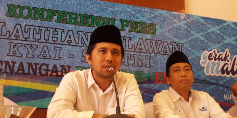Bakal calon wakil gubernur Jawa Timur, Emil Elistianto Dardak, dalam konferensi pers saat menghadiri pembekalan relawannya di Kota Malang, Minggu (28/1/2018).