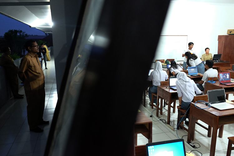 Sejumlah siswa SMA Negeri 4 Medan mengerjakan soal saat mengikuti Ujian Nasional Berbasis Komputer (UNBK) hari pertama, di Medan, Sumatera Utara, Senin (1/4/2019). Hingga menjelang malam para siswa di sekolah tersebut terus mengerjakan ujian soal Bahasa Indonesia karena jaringan komputer terserang virus, sementara sedikitnya 200 siswa lainnya tidak dapat mengikuti ujian.