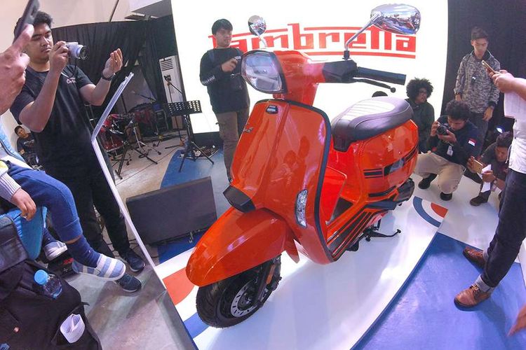 Skuter Lambretta V125 Special black orange super gloss dipertontonkan dalam acara peluncuran di di Jakarta, Selasa (23/4/2019). Skuter ini dipasarkan dengan harga Rp 44,5 juta OTR Jakarta.