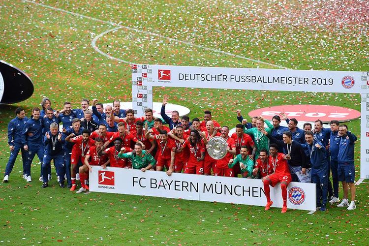 Para pemain Bayern Muenchen melakukan selebrasi kemenangan dengan trofi juara usai melawan Eintracht Frankfurt pada pertandingan Bundesliga di Allianz Arena, Jerman, Sabtu (18/5/2019). Bayern Muenchen berhasil memastikan gelar juara Bundesliga musim 2018-2019 setelah pada pekan terakhir atau ke-34 mengalahkan Eintracht Frankfurt dengan skor 5-1.