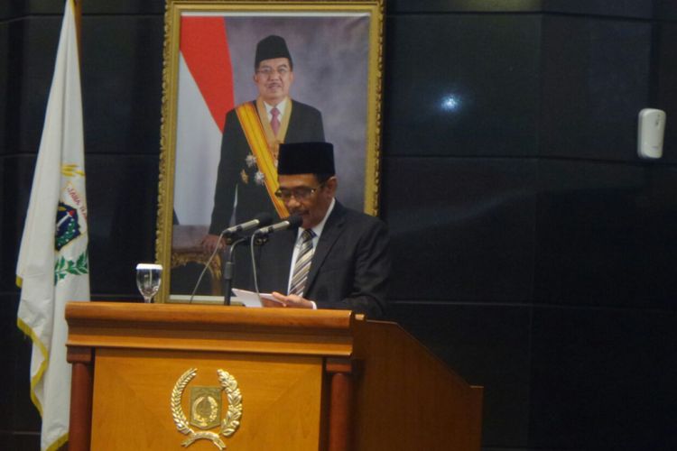 Gubernur DKI Jakarta Djarot Saiful Hidayat menyampaikan pidato dalam rapat paripurna DPRD DKI Jakarta yang digelar di gedung DPRD DKI, Jalan Kebon Sirih, Jakarta Pusat, Rabu (12/7/2017).