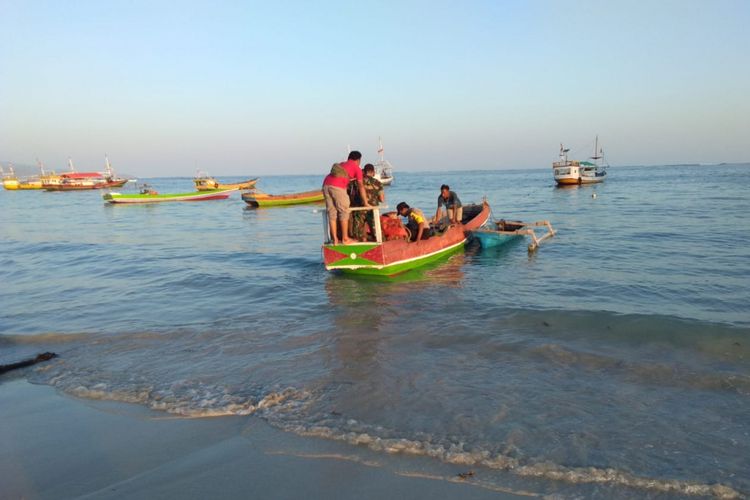 Korban ledakan bom ikan saat dievakusi dari pantai Wane, Bima.