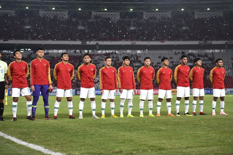 Para pemain Timnas U-19 Indonesia bersiap menghadapi Qatar dalam Piala Asia U-19 2018 di Gelora Bung Karno, 21 Oktober 2018. 