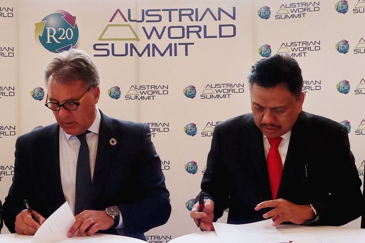 Gubernur Sulawesi Utara, Olly Dondokambey, dan Direktur Eksekutif Regions20 Asia-Pacific, Christopher Nuttall, menandatangani nota kesepahaman tentang pengelolaan sampah di Kota Wina, Austria, Selasa (15/5/2018) malam