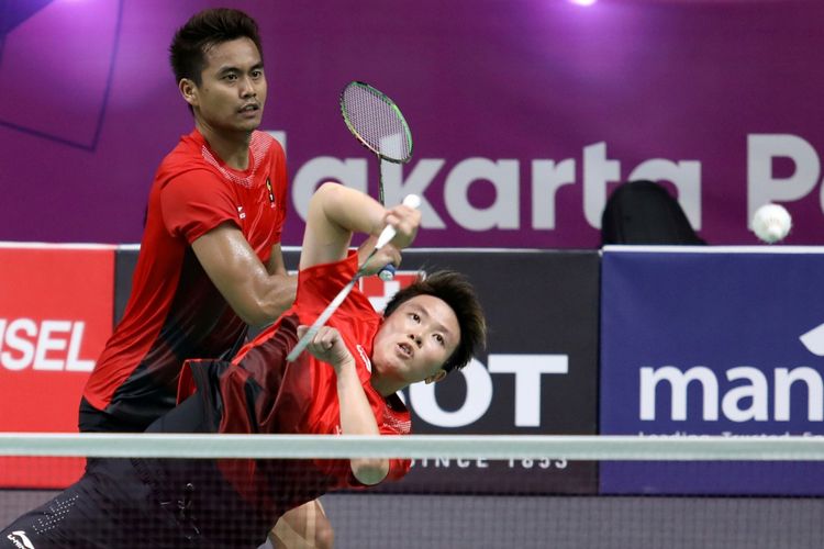 Pebulu tangkis ganda campuran Indonesia Liliyana Natsir (kanan) dan Tontowi Ahmad (kiri) mengembalikan kok ke arah lawannya pebulu tangkis Korea Selatan Seo Seung Jae dan Chae Yo Jung, pada babak penyisihan Asian Games 2018 di Istora Senayan, Jakarta, Jumat (24/8/2018). - INASGOC