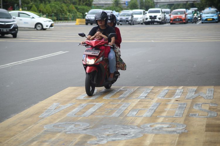 Pengendara sepeda motor melintas di Jalan MH Thamrin, Jakarta, Minggu (28/1/2018). Gubernur DKI Jakarta Anies Baswedan memastikan akan menaati putusan Mahkamah Agung (MA) yang membatalkan Peraturan Gubernur (Pergub) DKI Jakarta tentang larangan sepeda motor melintas di sepanjang Jalan MH Thamrin hingga Jalan Medan Merdeka Barat di Jakarta. 