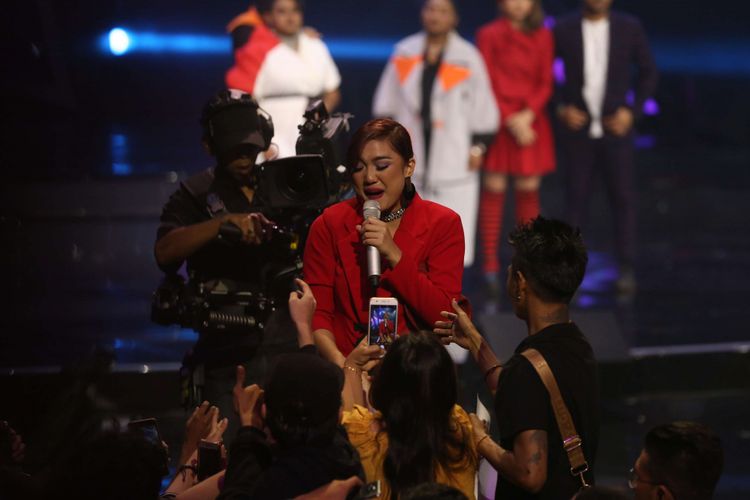 Marion Jola memberikan penampilan terakhir di acara Indonesian Idol 2018 Studio 11, MNC Studios, Kebon Jeruk, Jakarta Barat, Senin (12/3/2018). Marion tereliminasi  memasuki Top 6 Indonesian Idol 2018.