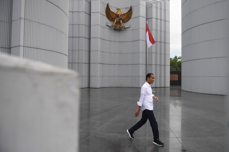 Presiden Joko Widodo saat berada di Monumen Perjuangan Kota Bandung, Jawa Barat, Minggu (10/3/2019). 