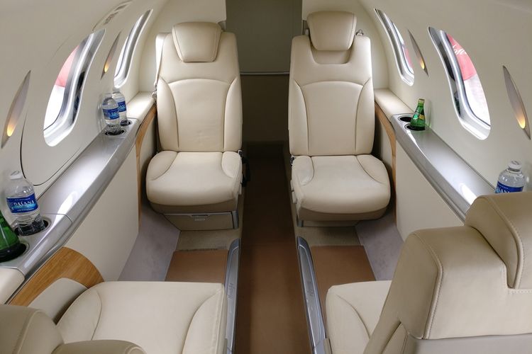 Interior kabin pesawat HondaJet HA-420, empat kursi berhadap-hadapan.
